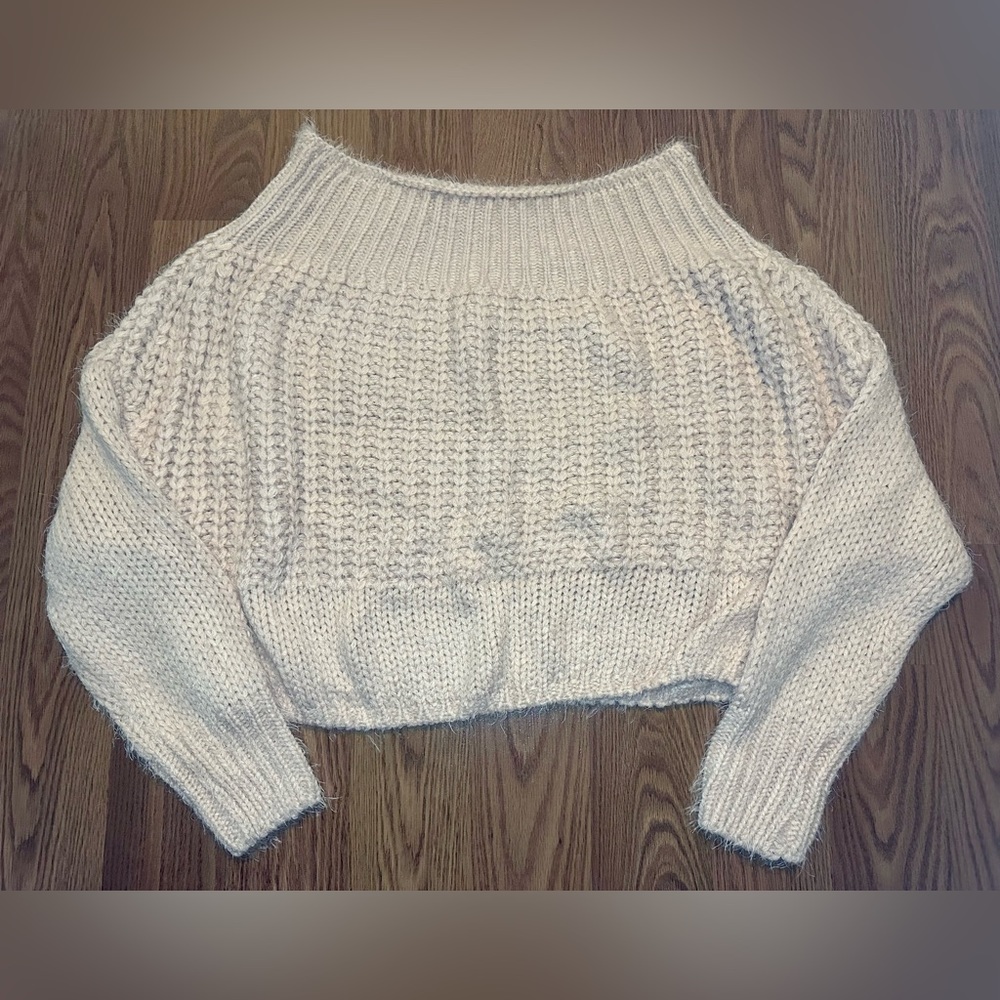 NWT Francesca’s slightly cropped pale pink sweater